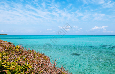 美丽的热带海洋水晶清澈的绿水和岩石在伊卡马桥米亚科岛霍基那瓦雅潘图片