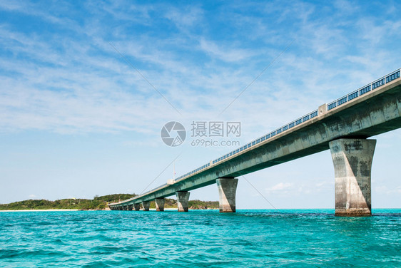 美丽的热带海洋水晶清澈的绿水和岩石在伊卡马桥米亚科岛霍基那瓦雅潘图片