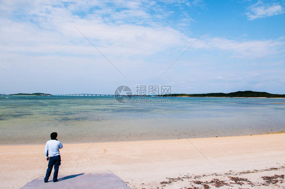 在非常美丽的热带海洋水晶清澈的绿水和岩石上旅游明亚科岛okinawjpn图片