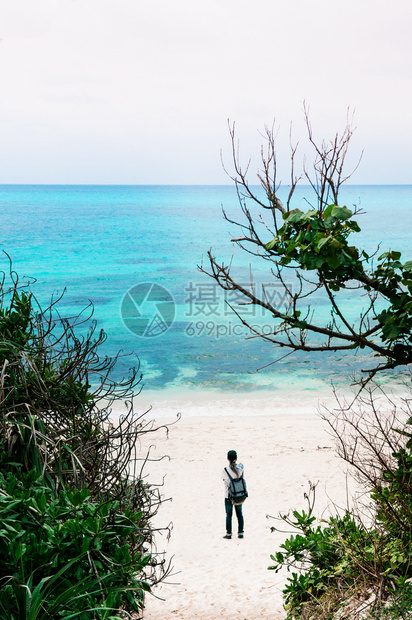 在春初的云天梅哈马海滩的蓝色水和白沙明亚科伊萨兰德奥基那瓦雅潘图片