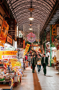 2018nahokinwjpn在kusai街有名的黑瓦多里街有许食品和纪念店图片