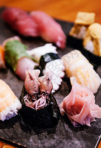 近距离拍下新鲜混合寿司盘各种日本寿司图片