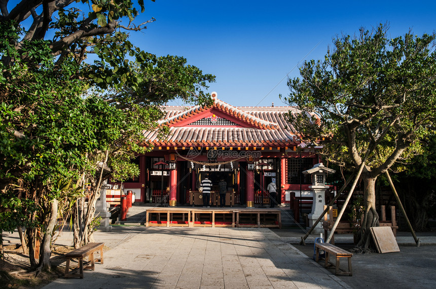 在纳米诺瓦哈奥基那瓦的尼米诺乌神庙有树和祈祷