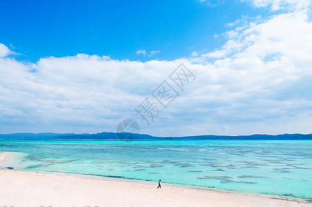 观光游客kouri白沙滩图片