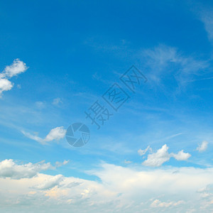 蓝天的云彩明亮阳光媚的一天图片