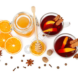热红面包葡萄酒蜜蜂橙子片和香料在白色背景中隔绝图片