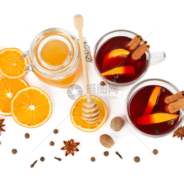 热红面包葡萄酒蜜蜂橙子片和香料在白色背景中隔绝图片