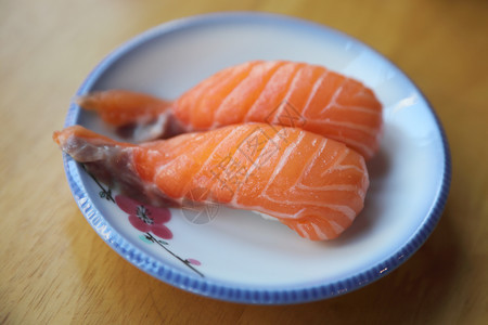 木材背景的鲑鱼寿司图片