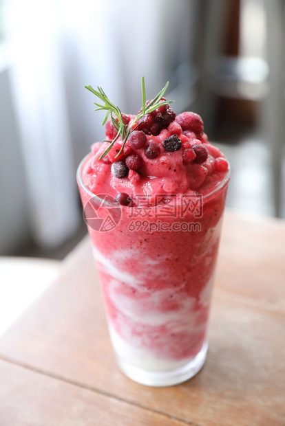 混合果莓冰淇淋图片