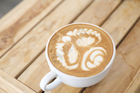 咖啡店的木桌上牛奶制成咖啡图片