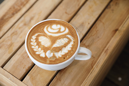 咖啡店的木桌上牛奶制成咖啡图片