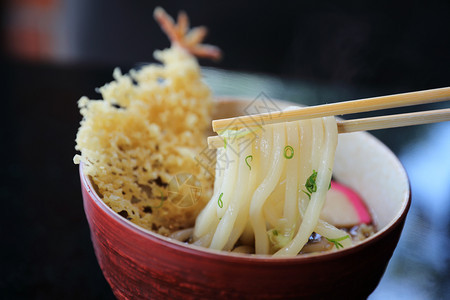面条和炸虾日本菜图片