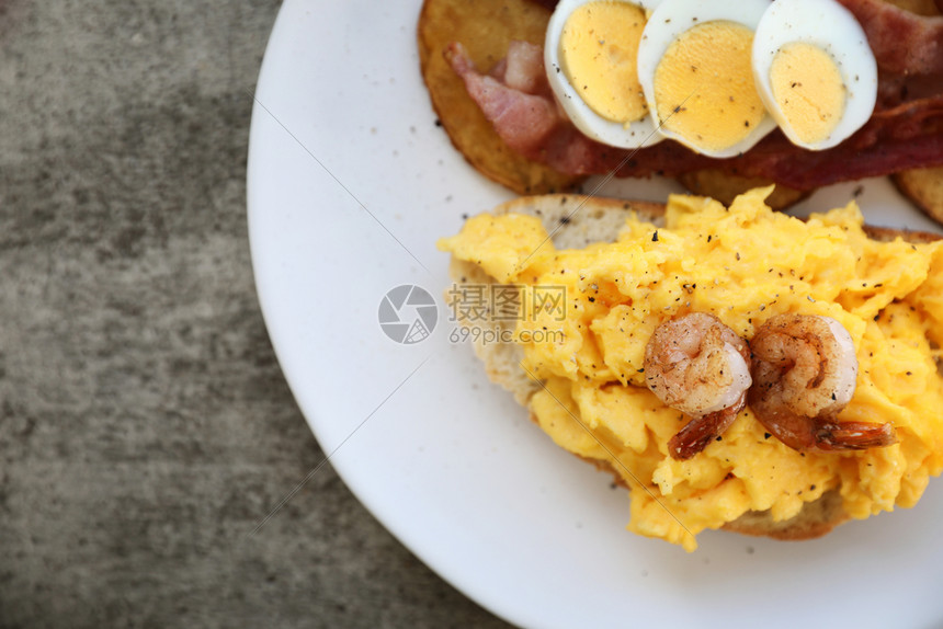 早餐加炒鸡蛋炸土豆培根和虾图片