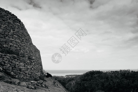 2013年月8日NAHokinawjpnNkijnGusk城堡石墙的废墟和残骸仍由黑白海景维持图片