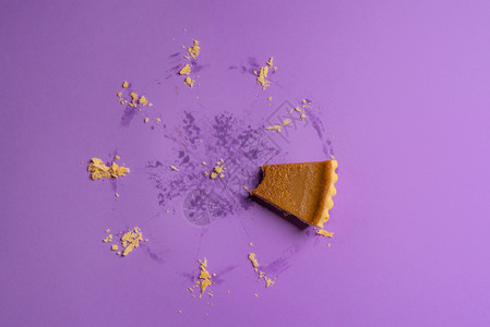 南瓜馅饼和整块的微量薄主义美味和不可抗拒的节日甜点概念图片