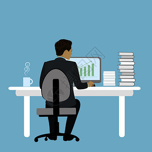 坐在办公桌的商人或室工在计算机后视工作场所卡通库存矢量图坐在办公桌的商人或室工在桌作图片