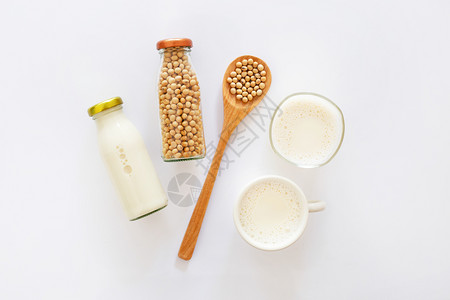 大豆牛奶和白色背景图片