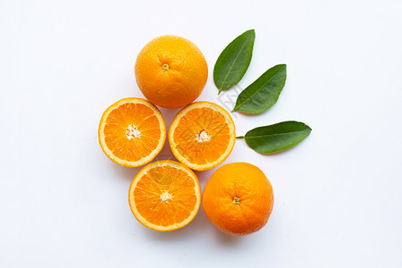 白色背景上分离叶子的新鲜柑橘水果图片