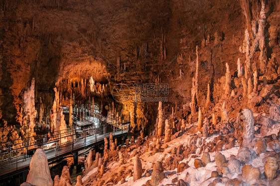 在奥食黑谷内地表自然洞穴中的石灰岩纳哈霍基那瓦图片