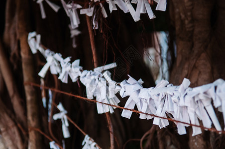 为了许多日本神庙和佛教寺的好运被绑在栅栏上的纸图片