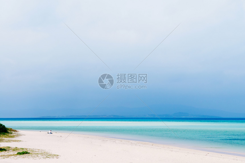美丽的白色海滩和Turqoise蓝海图片