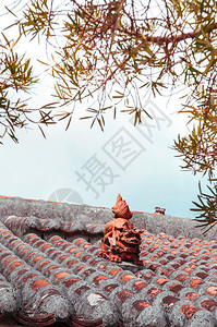 传统okinaw当地古老风格瓷砖屋顶带有Shisa雕塑图片