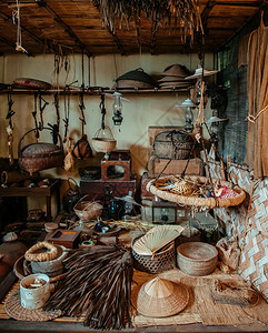 古老的土生长日本阿圭那瓦人家用设备和工具竹篮子天然材料的草帽图片