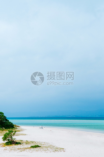 美丽的白色海滩和Turqoise蓝海没有人接吻okinawjpn图片