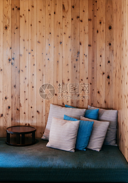 2013年月日geyomiknawjpn现代日本风格的式活木屋配有制墙日间床和木制织物枕头图片