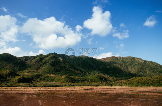 雨林和山丘的美丽景象夏季在伊里罗莫特岛图片