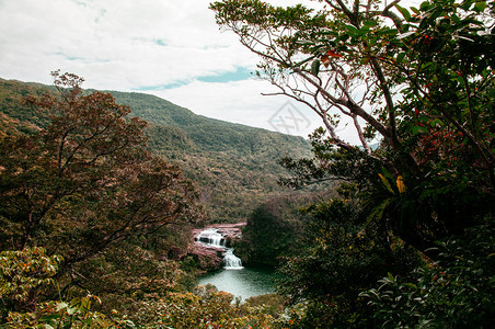 远处的海洋瀑布和热带森林的美丽景象霍基那瓦的伊罗莫特岛图片