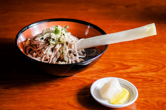 日本东北部福岛市欧池菊库村的高藤荞麦传统韭菜荞麦面图片