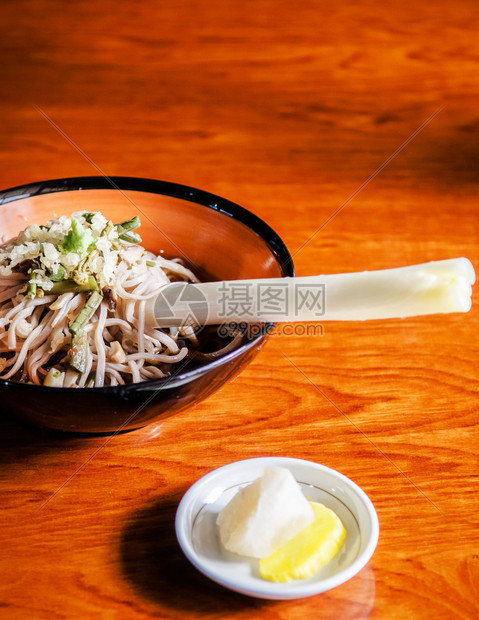 日本东北部福岛市欧池菊库村的高藤荞麦传统韭菜荞麦面图片