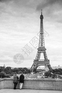 201年6月9日201年巴黎France观光者享受来自Trocade黑白照片垂直拍摄的埃菲尔塔eiflTa图片