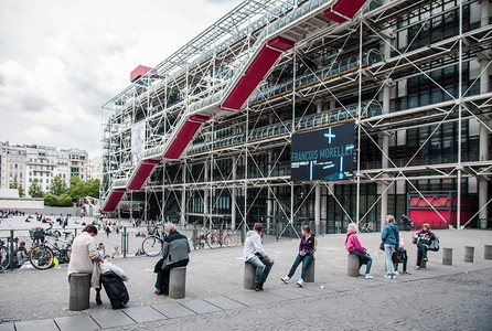 201年6月9日June9201年巴黎Frances中心Gorgspmidu的游客在马拉斯区附近拥有独特建筑设计的现代艺术博物馆图片
