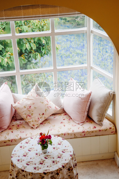 2013年6月日泰兰英裔古老客厅内透过窗户枕头墙首饰图片