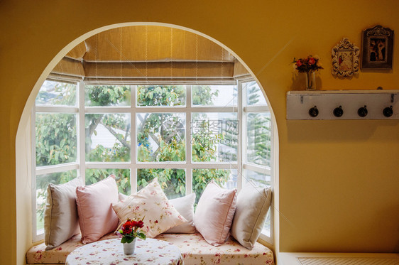 2013年6月日泰兰英裔古老客厅内透过窗户枕头墙首饰图片