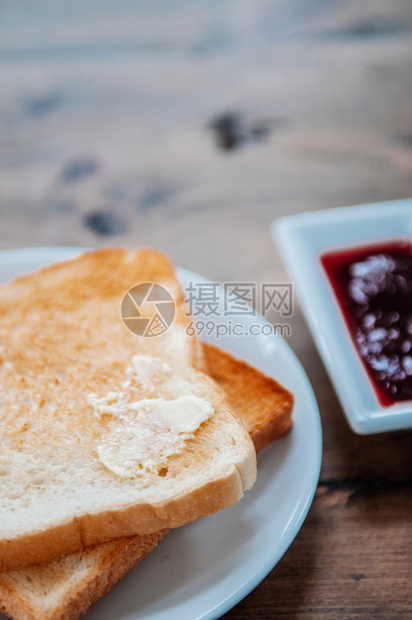 甜美的烤面包片配黄油果酱近镜头图片