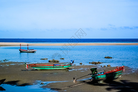 三艘渔船在泰国港邦岛的海滩上图片