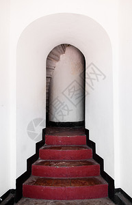 红楼梯有拱门入口图片