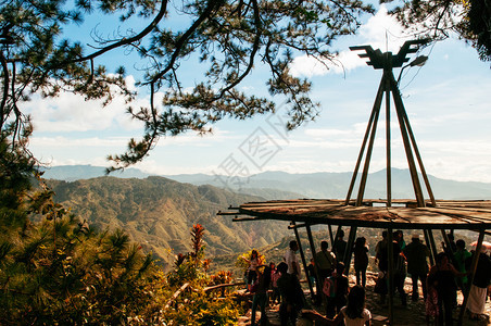 201年5月日0年巴古里奥市菲平在夏季或春与游客一起观看矿区光公园的克里勒山脉图片