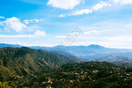 森林天际线美丽的山地谷和城市景象夏季或春的巴古伊奥润松岛菲林背景