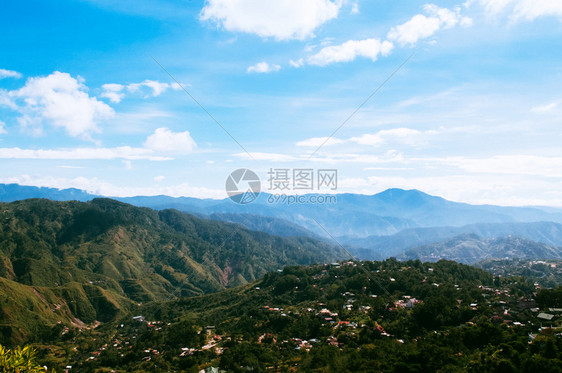 美丽的山地谷和城市景象夏季或春的巴古伊奥润松岛菲林图片