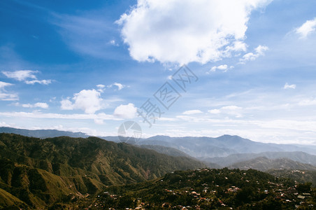 美丽的山地谷和城市景象夏季或春的巴古伊奥润松岛菲林图片