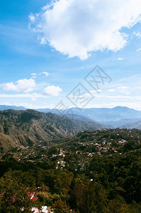美丽的山地谷和城市景象夏季或春的巴古伊奥润松岛菲林图片