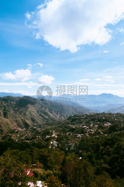 美丽的山地谷和城市景象夏季或春的巴古伊奥润松岛菲林图片