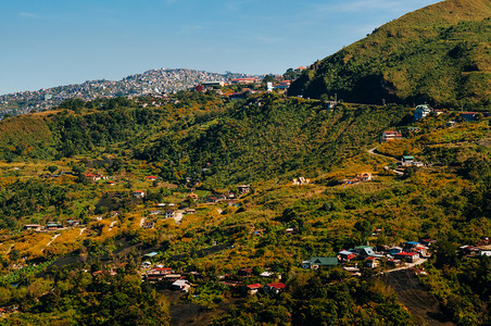 美丽的山地风景夏季或春在BaghuioLzn岛Philpnes的一个小村庄图片