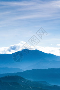 夏季或春在巴古约吕松岛平流山林中美丽的地景色图片