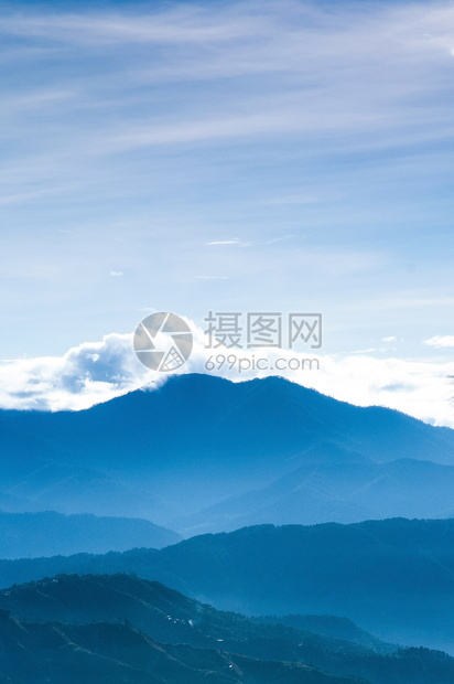 夏季或春在巴古约吕松岛平流山林中美丽的地景色图片