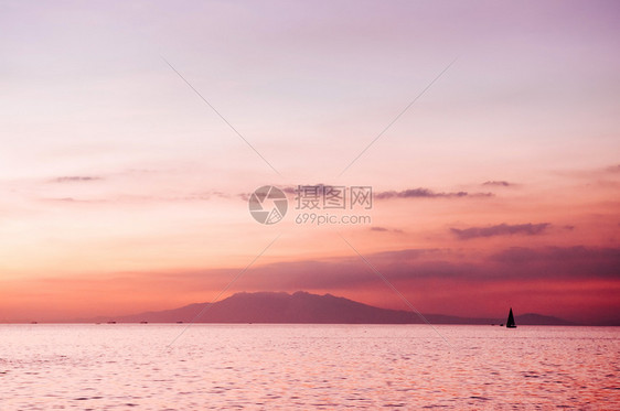 美丽的日落天空在科雷吉多尔岛马尼拉菲里平有双轮帆图片